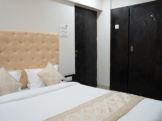 Hotel-Dhavalgiri-Super-Deluxe-Double-Room